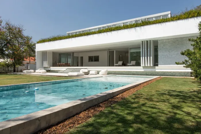 Casa Float: Arquitetura Iicônica com 4 suítes, piscina e área verde