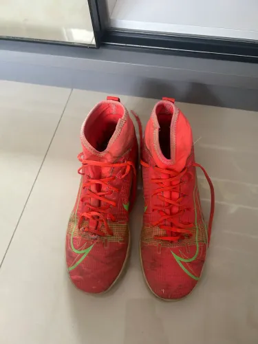 CHUTEIRA NIKE MERCURIAL COM BOTA