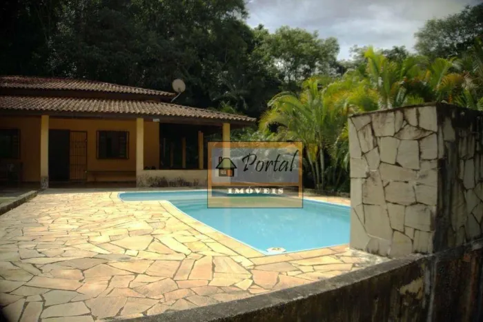 Oportunidade! Chácara completa, com piscina, campo de futebol, 3 dormitórios, 3.600 m² por