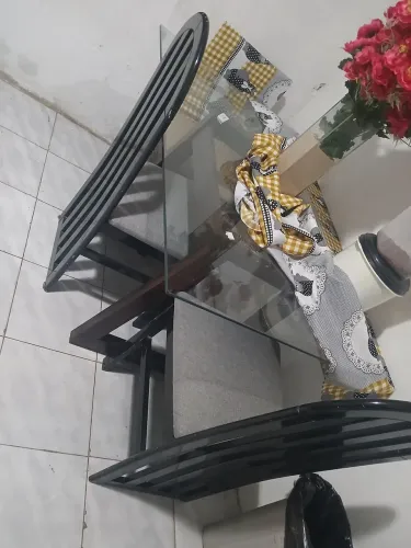 Vendo uma mesa de vidro com 4 cadeiras 