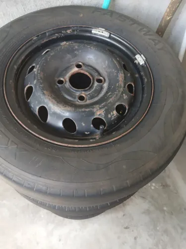 Vendo 5 aros 13 com pneus