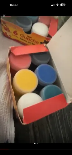 Pincéis e tinta guache 