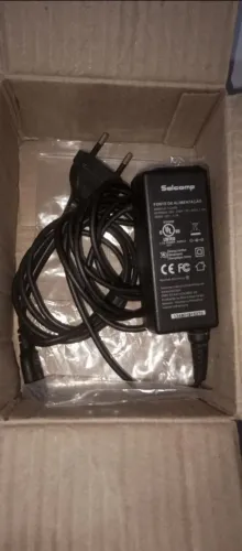 Fonte de alimentação original Salcomp, entrada 100-240V e saída 19V 2.1A.