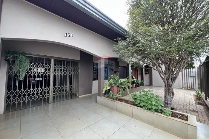 Oportunidade no Floresta! Casa Próxima a Universidade, Supermercados, Bancos e Comércio Co