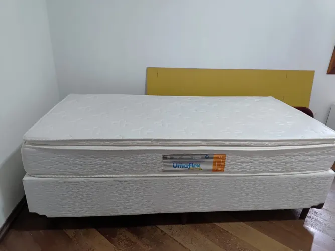 mostra um conjunto completo (colchão com pillow top + base box)