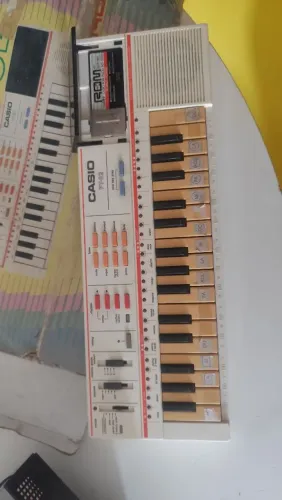 mini-teclado eletrônico Casio PT-82 da década de 1980.