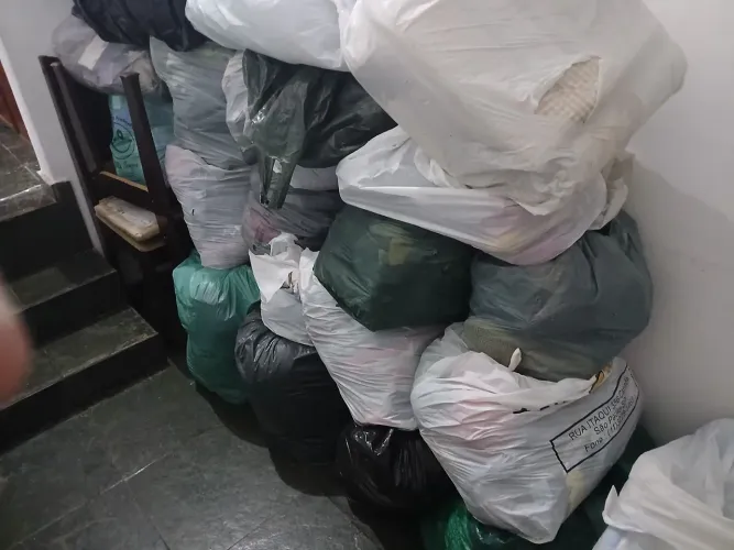 Lote com mais de 200 pecas de roupas para brecho