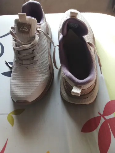 Vendo tênis Kolosh feminino 39 , cor bege com lilás sem uso e sem caixa.