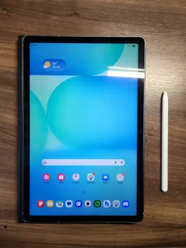 Samsung Galaxy Tab S10 FE com Capa Protetora e Película de Vidro