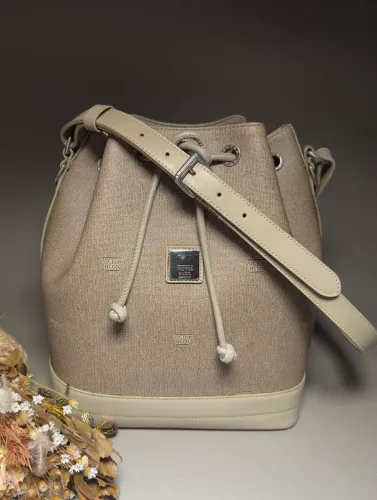 bolsa bucket saco da marca victor hugo bege acinzentado