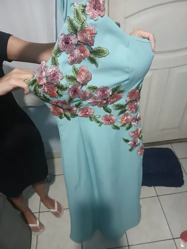 Vestido Longo Azul Serenity com Bordado Floral - Elegante e Romântico para Festas!