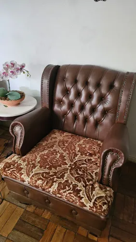 Poltrona de 3 lugares e mais 2 individuais de couro muito bem conservado