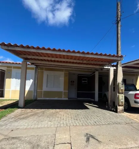 Casa para locação em condomínio com 2 quartos por R$1.500,00 na Rua Tranquilo Noro no Bair