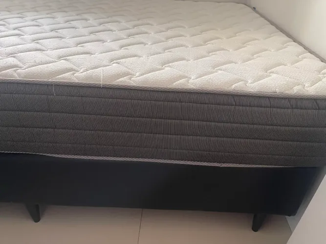 Vendo CAMA CASAL com box em perfeito estado, quase nunca utilizada