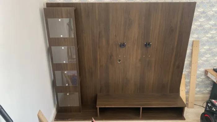 painel de TV em tom amadeirado