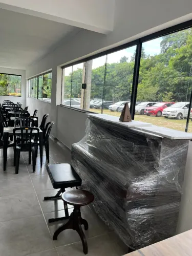 PIANO BRASIL COM 2 BANQUETAS