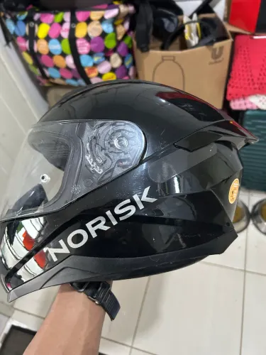 Norisk Razor + viseira escura + spoiler
