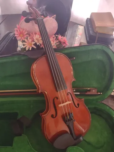 Vendo ou troco Violino 1/2 harmonics para idade 07 a 09 anos