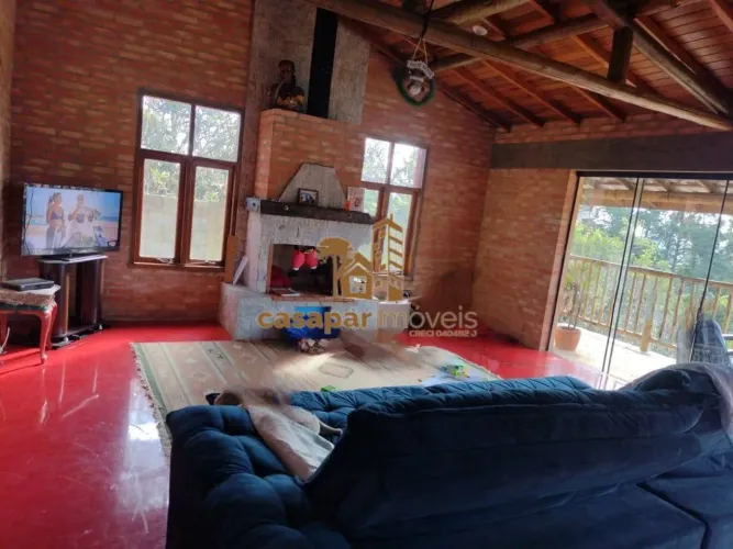 Casa em Condomínio Fechado em São Roque, 1060m² com 2 Suítes e Natureza