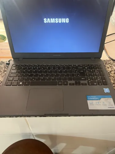 Notebook Samsung Essentials e30