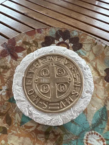 Medalha de São Bento feito de gesso para pendurar