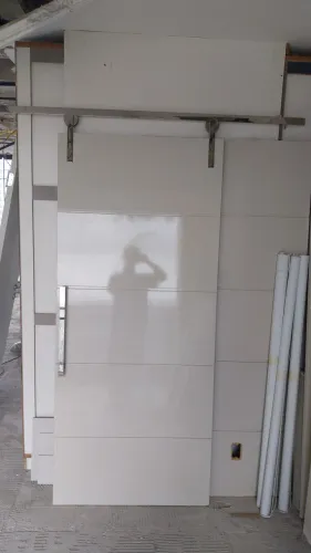 Porta de correr de madeira pintada laqueada puxador e trilho de inox de 2mtr 9 por90 $600