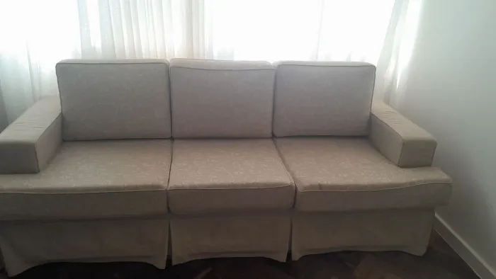 Lindo sofá, três lugares, cor neutra.