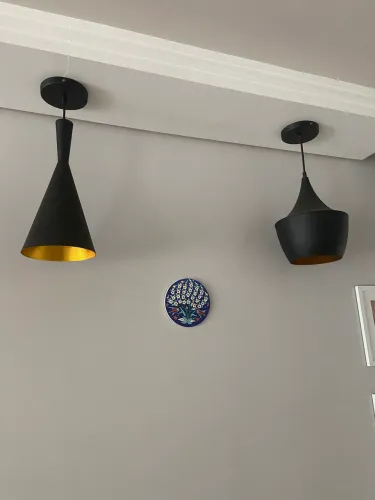 Par preto de luminárias pendentes