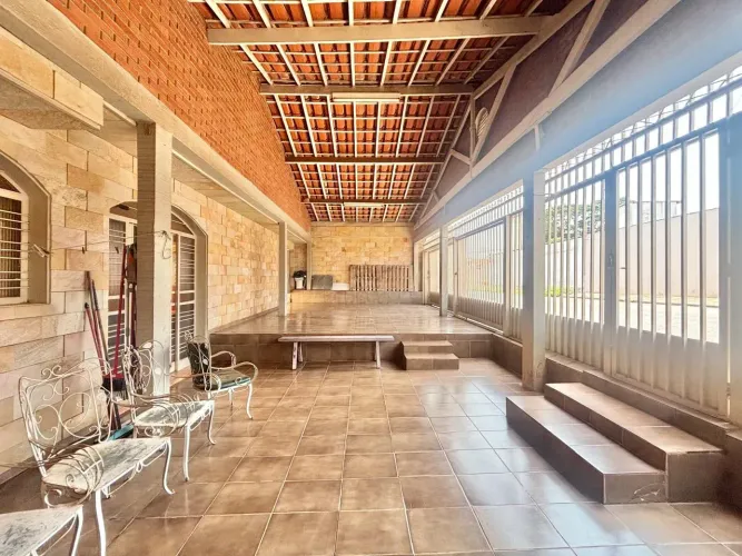 Casa com 267mts, 4 quartos, sendo 2 suítes, 4B, 2 vagas.