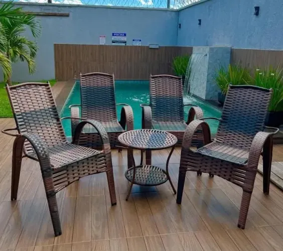 Conjunto de cadeiras de fibra ideal para área externa