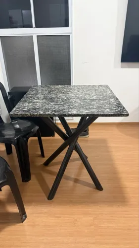 Mesa de granito 70x70 com base metálica - excelente estado
