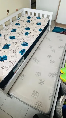Cama Solteiro com cama auxiliar e colchões
