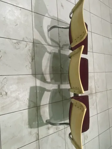 Vendo cadeira de 3 lugares pé inox
