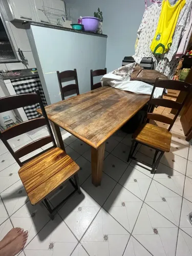 Mesa de madeira de 6 lugares