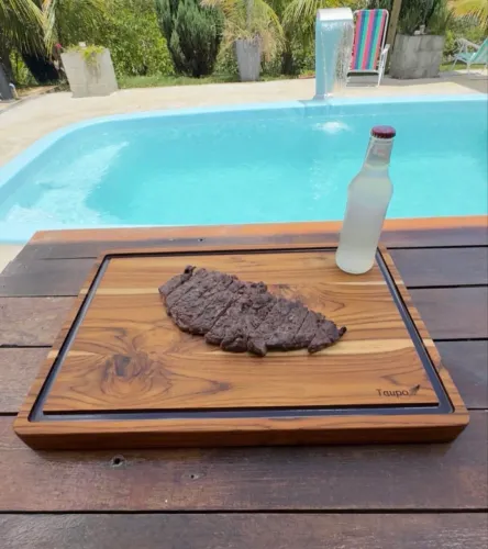 TÁBUA DE CHURRASCO EM TECA MACIÇA PREMIUM