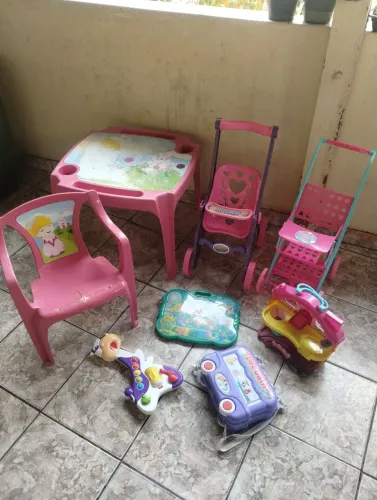 Lote 8 Brinquedos Grandes. Mesinha e cadeira / Carrinhos para Boneca / Brinquedos 