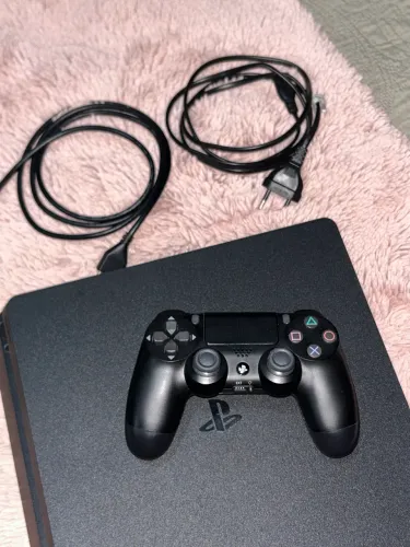 PlayStation 4 em Excelente Estado - Pouco Uso