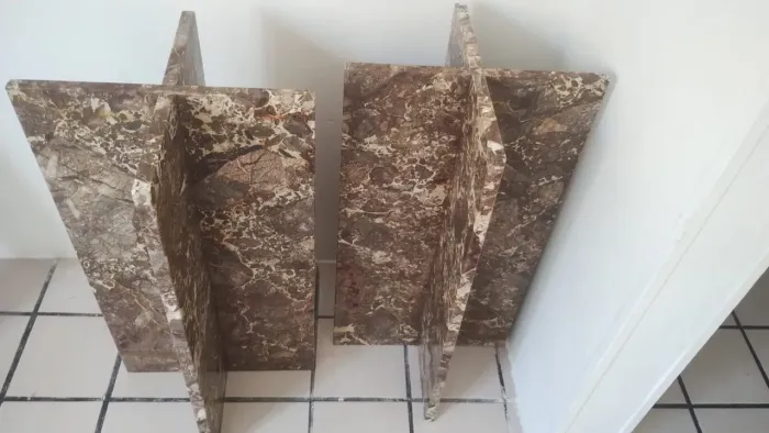Mesa de vidro com base de mármore 