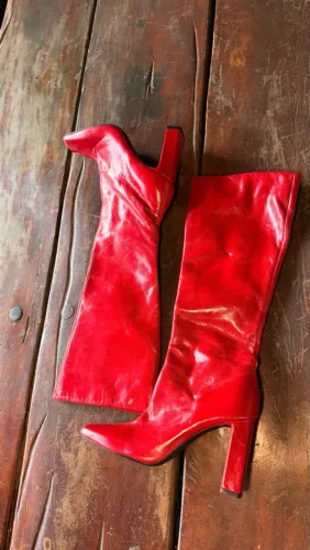 Vendo bota Zara 35 vermelha nunca usada