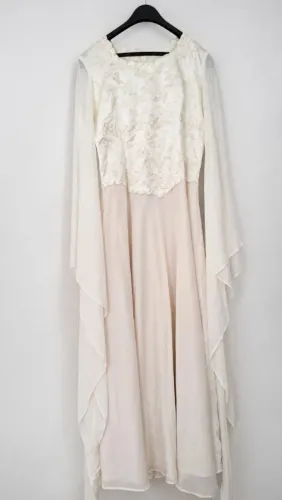 Vestido off white/creme elegante com bordado