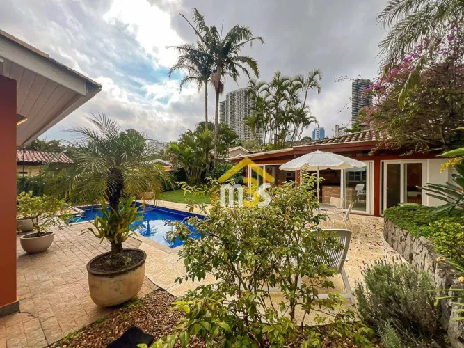 Casa à venda - 405 m², 4 quartos 2 suítes, 6 banheiros, 4 Vagas com piscina - Alphaville 2