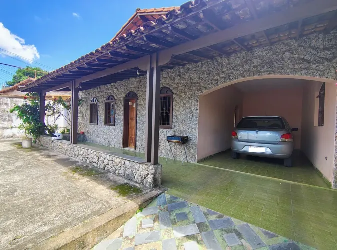 Oportunidade. Casa estilo colonial 3 Qtos e segunda casa de 2 Qtos - Bairro Água Branca Co