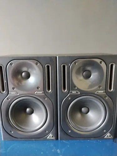 Caixas de Studio Behringer 