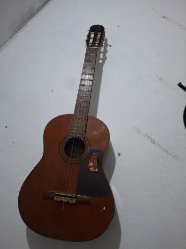 Violão quebrado e faltando 2 cordas