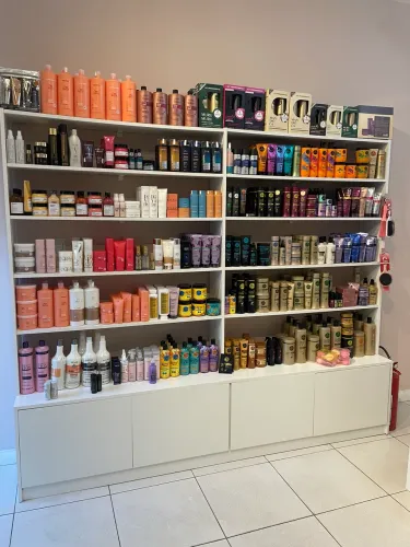 Vendo móveis para perfumaria e ar condicionado 12mil btus