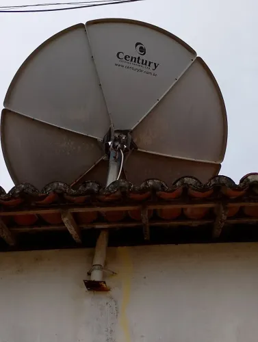 Vendo uma antena parabólica digital century por 120 reais.