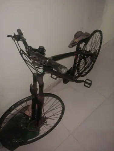 Quadro, rodas, amortecedor, guidão em boas condições.