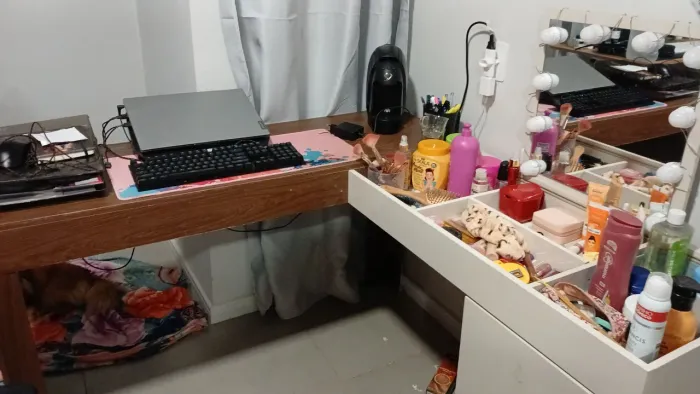 Vendo Penteadeira com Escrivaninha