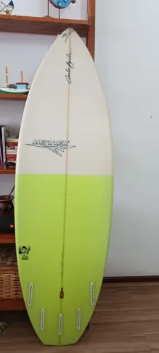 Prancha de Surf Hennek 5´8 com assinatura Carlos Burle no topo. Prancha Nova.