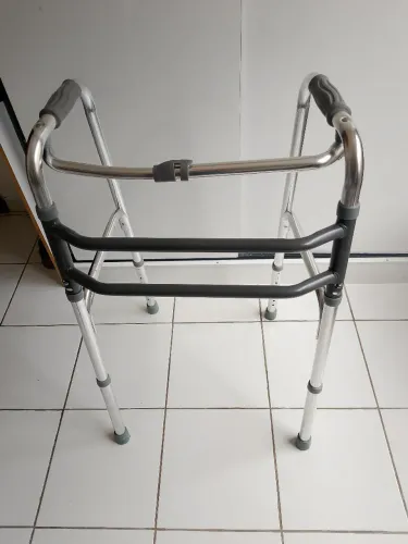 Cadeira de Banho e andador